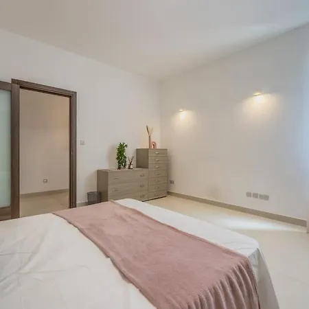 Modern 3 Bedrooms Penthouse With A Breathtaking Valletta View Sliema